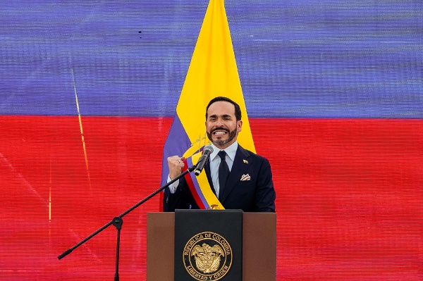 2026年8月7日，哥倫比亞卡利，新任總統阿韋拉多．德拉埃斯普列亞（Abelardo de la Espriella）在皮欽查軍營舉行的軍方致敬儀式上發表講話。