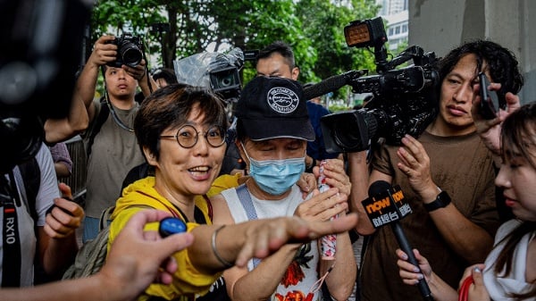 026年8月21日，香港西九龍裁判法院宣判兩名組織紀念六四天安門鎮壓事件的民主活動人士「煽動顛覆國家政權罪」後，香港前香港聯盟常務委員劉家儀（左）和鄒幸彤的母親週華君（中）離開西九龍裁判法院。 (Leung Man Hei / AFP via Getty Images)(