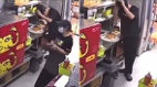 “尊宝比萨”爆食安事件员工往餐品撒头皮屑吐口水(图)