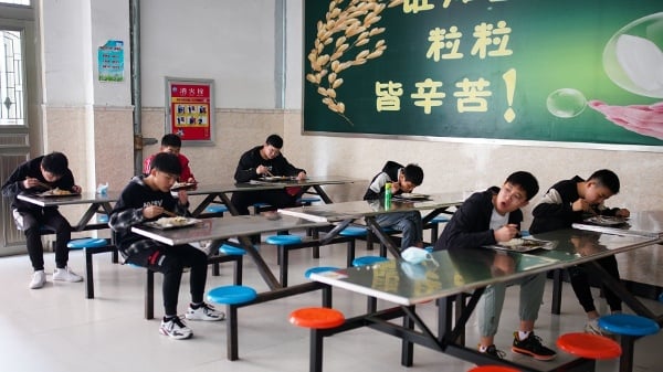 辽宁某中学食堂餐后集体食物中毒至少80名学生就诊(图)