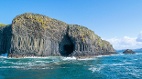 海声回荡的石柱殿堂走进芬格尔洞穴(图)
