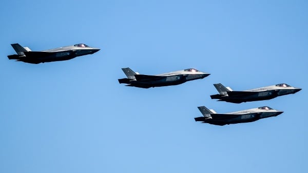 2026年7月4日，在纽约市举行的“Sail4th 250 Tall Ships Parade and Flyover”活动中，一队F-35闪电战斗机沿着哈德逊河飞行。 （图片来源：Roy Rochlin／Getty Images）