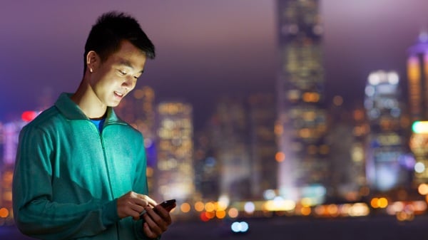 长期熬夜玩手机49岁男大脑严重退化竟如8旬翁(图)