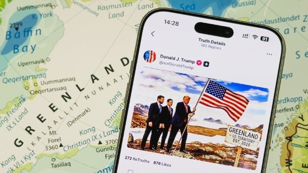 一部智能手機顯示美國總統川普（Donald Trump）在Truth Social發布的帖文。合成圖片中，川普與美國國務卿馬可．魯比奧（Marco Rubio）、副總統J.D.萬斯（J.D.Vance）同框，旁邊有美國國旗和寫著「格陵蘭，美國領土，始於2026年」的標牌，背景為格陵蘭地圖。