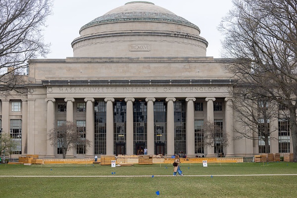 2025年4月15日，美国马萨诸塞州剑桥，麻省理工学院（MIT）大圆顶（Great Dome）前正在进行毕业典礼准备工作。