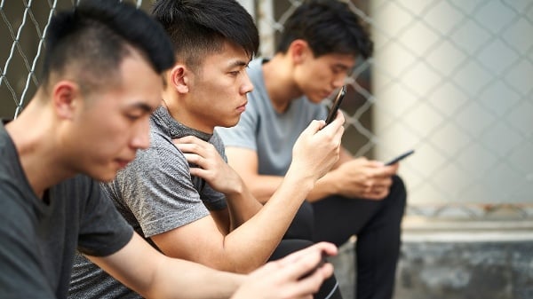 滑手機「1姿勢」像扛著5歲小孩恐造成慘烈下場(圖)