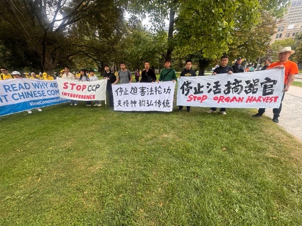 中國民主黨黨員帶著自製橫幅前來聲援法輪功學員