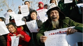 传北京9访民集体跳桥4死5送医抢救全网封杀消息(图)