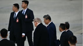 歡迎習人員胸牌曝光雙方爆發衝突美警察鞋子掉落(圖)