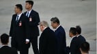 欢迎习人员胸牌曝光双方爆发冲突美警察鞋子掉落(图)