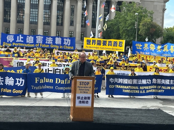 9月24日，美國國會議員、人權領袖和非政府組織代表與300多名法輪功學員舉行集會，呼籲停止中共對法輪功的迫害。宗教自由研究所（Religious Freedom Institute）主席戴維‧特林布爾（David Trimble）在集會上發言。（溫聖緣／大紀元）