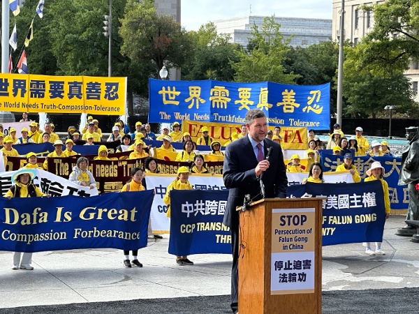 9月24日，美國國會議員、人權領袖和非政府組織代表與300多名法輪功學員舉行集會，呼籲停止中共對法輪功的迫害。圖為紐約州聯邦眾議員帕特‧瑞安（Pat Ryan）在集會上發言。