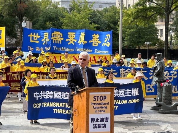 9月24日，美國國會議員、人權領袖和非政府組織代表與300多名法輪功學員舉行集會，呼籲停止中共對法輪功的迫害。圖為前美國國務院民主、人權和勞工事務局助理國務卿、美國天主教大學法學教授羅伯特‧德斯特羅（Robert Destro）在集會上發言。（溫聖緣／大紀元）
