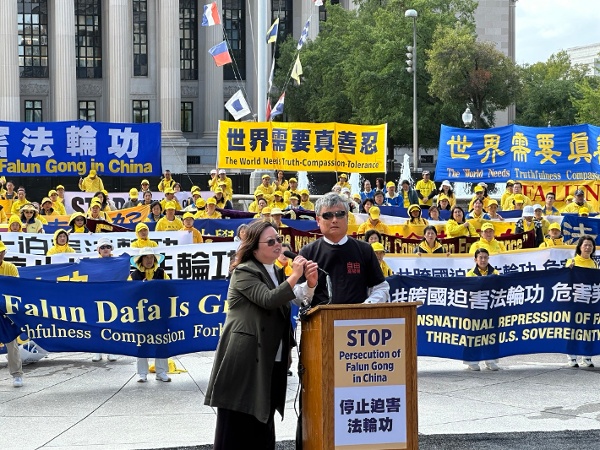 9月24日，美國國會議員、人權領袖和非政府組織代表與300多名法輪功學員舉行集會，呼籲停止中共對法輪功的迫害。著名維權人士陳光誠（右）在集會上發言。（溫聖緣／大紀元）