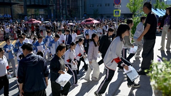 传北京18中引进大批山东教师学生集体罢课抗议(图)