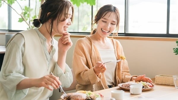 高碳水化合物与高脂肪的美味加工食品常常使人过度进食。（图片来源：buritora/stock.adobe.com）