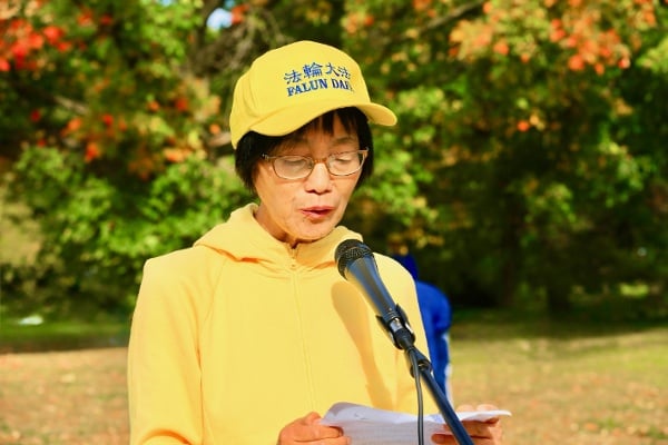 受害人李娜在集會上發言