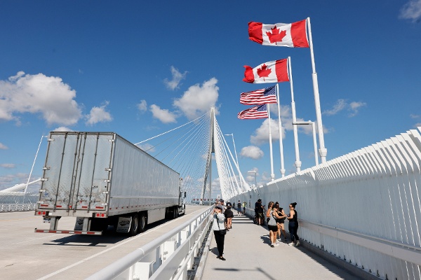 一輛卡車於2025年9月6日經戈迪．豪國際大橋（Gordie Howe International Bridge）進入美國。該橋連接加拿大安大略省溫莎市與美國密歇根州底特律市。