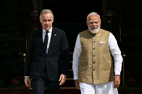 印度总理纳伦德拉·莫迪（Narendra Modi，右）于2026年3月2日在新德里海得拉巴宫，与加拿大总理马克·卡尼（Mark Carney）举行会晤前一同步行。